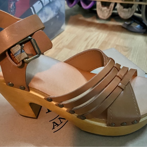 Frye & Co Greta Woven clogs- sturdy, well made - Picture 3 of 6